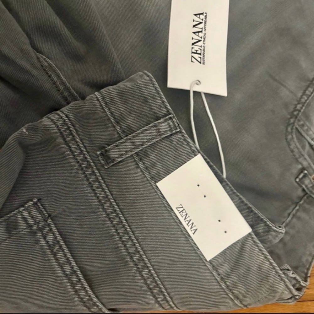 Zenana Outfitters Women's Straight Leg Ripped Gray Jeans - Picture 3 of 3